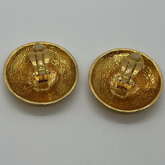 Givenchy large carved signature earrings. 1980’s gold plated. - Picture 3 of 8